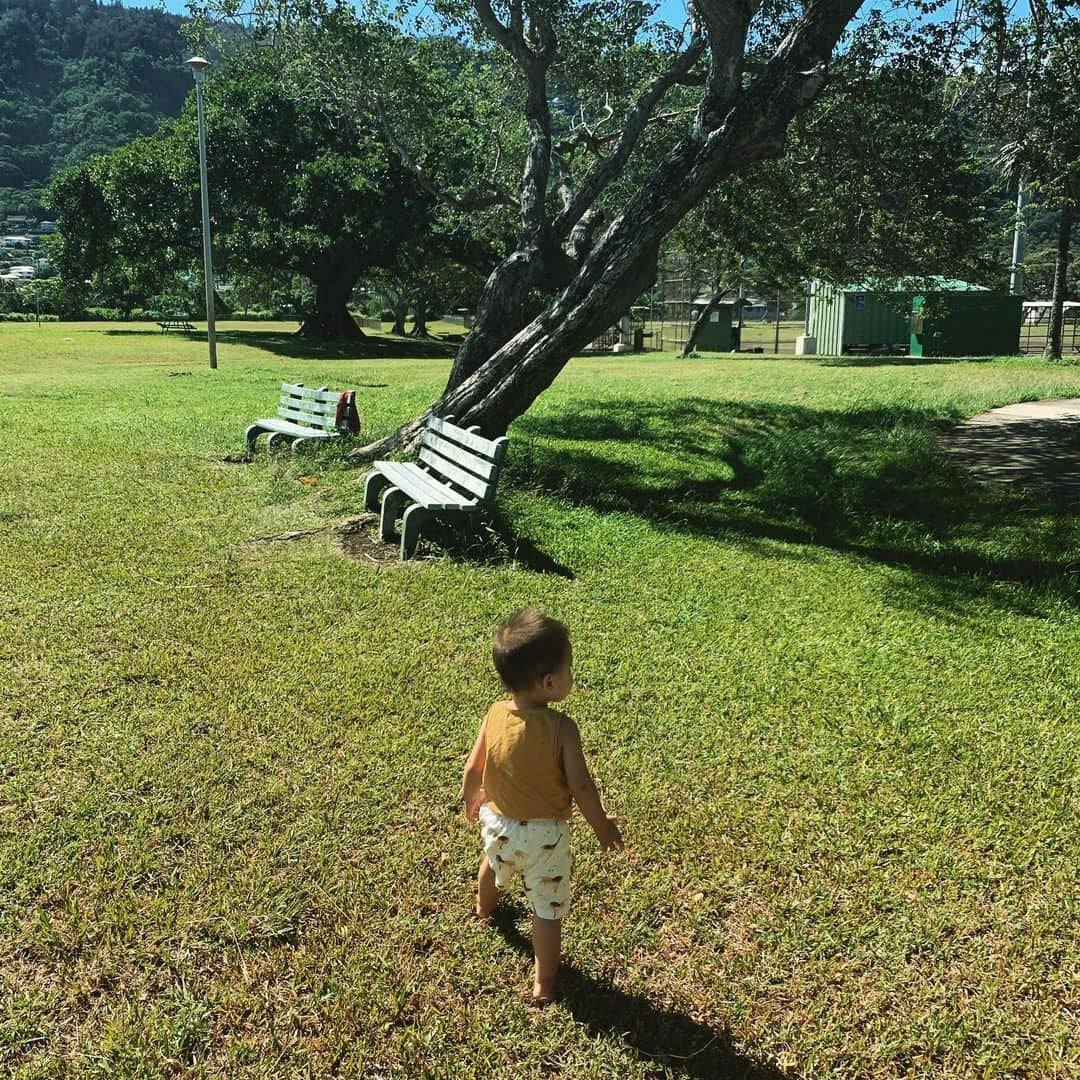 吉川ひなのさんのインスタグラム写真 - (吉川ひなのInstagram)「ぼくゴンと裸足デート👣🌳🧚‍♀️ #息子HawaiiLife  #ぼくゴン て 息子のあだ名だよよよよよ」8月29日 9時27分 - hinanoyoshikawa