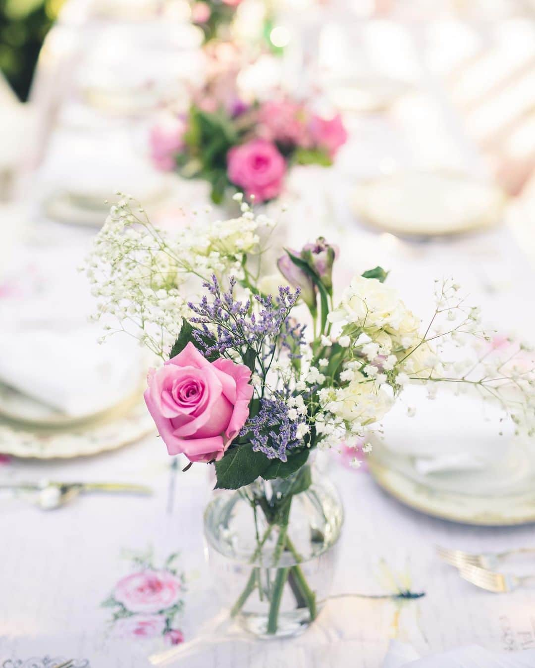 メリル・デイヴィスさんのインスタグラム写真 - (メリル・デイヴィスInstagram)「Civil Ceremony details brought to life by my mom! 🎀 Unfortunately, a couple of very important members of my family couldn’t make it to our June wedding in France so we had an intimate little civil ceremony in the backyard of my childhood home last weekend in Michigan. 📷: @simariphoto」8月29日 9時22分 - meryledavis