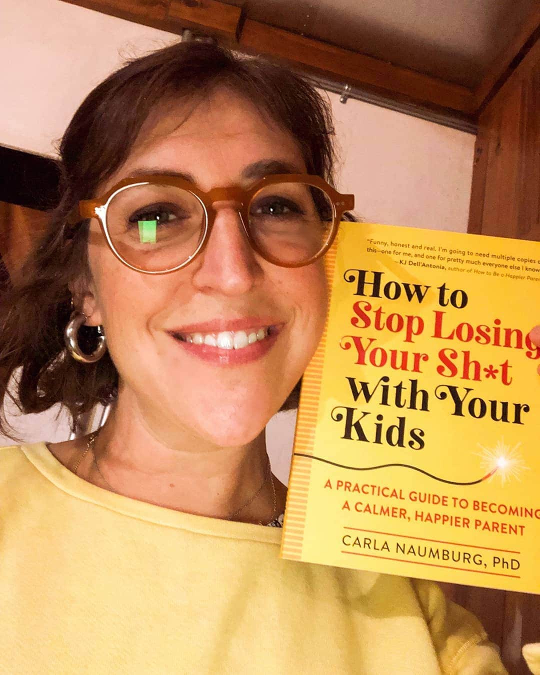 メイム・ビアリクさんのインスタグラム写真 - (メイム・ビアリクInstagram)「Carla Naumburg is the woman who got me into meditation, and her parenting book 'Parenting in the Present Moment' inspired me to take charge of my “issues” so as to be a better parent. Her latest book, 'How to Stop Losing Your Sh*t with Your Kids,' is a definitive, hilarious, and brutally honest guide on how to stop bringing your sh*t into your kids’ lives so you can all be happier and more connected in healthy ways. Carla, thank you for your dedication to using the tools you’ve discovered to help us be better parents. xoxo (Available now on Amazon and plenty of other book selling places!!) @carlanaumburg #howtostoplosingyourshitwithyourkids」8月29日 9時22分 - missmayim