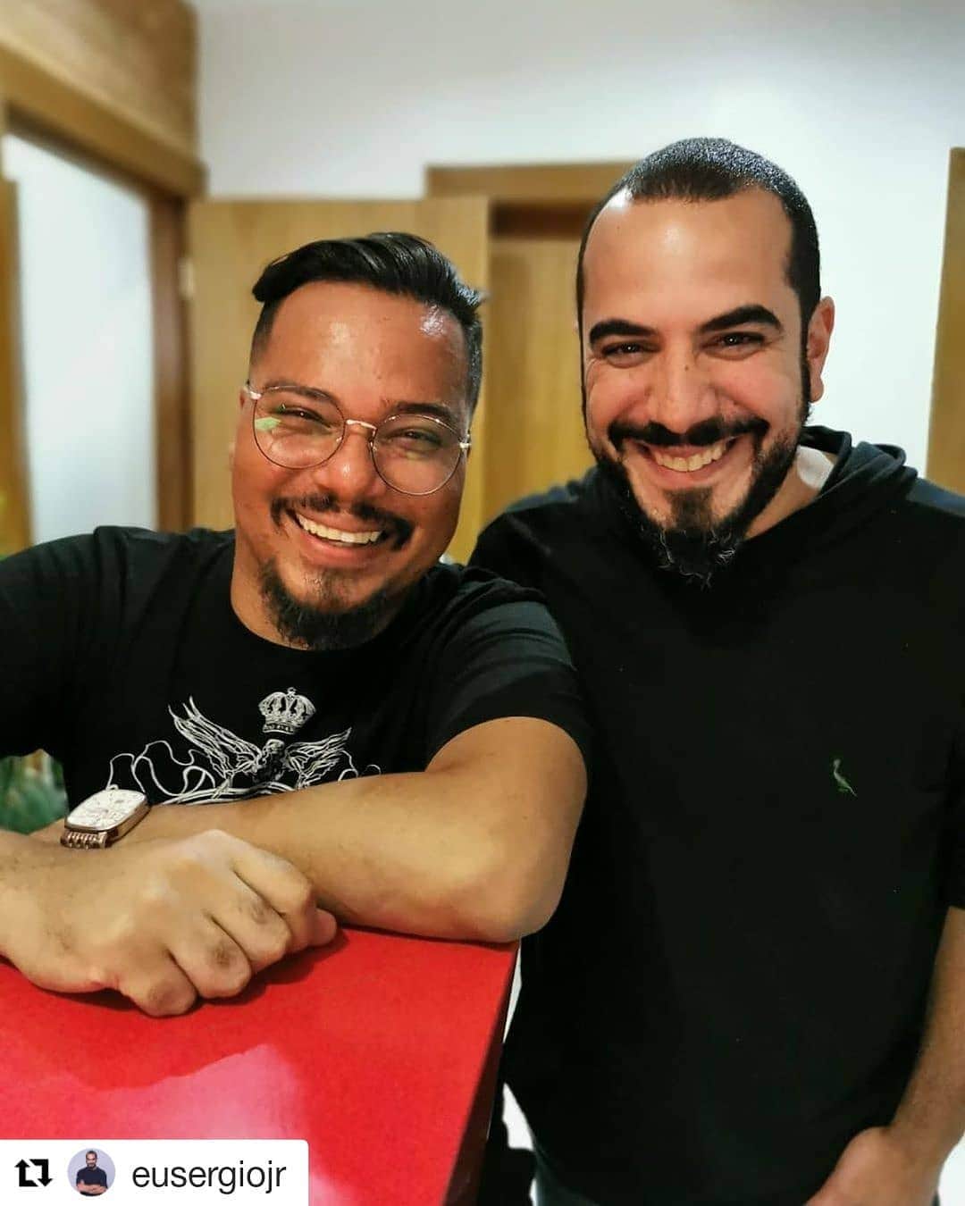 Sorriso Marotoのインスタグラム：「Tamo voltando com força total! 😀👊🏼 #Repost @eusergiojr ・・・ Só alegria! Rimos muito hj e organizamos toda a nossa agenda 😊👊🏻🎶. (A agenda tá bemmmm cheia... 🙏🏻😉 tem show marcado até Maio do ano que vem...) Bora nós! #SorrisoMaroto #BrunoCardoso #sorrisomarotoaocuboaovivoemcores」