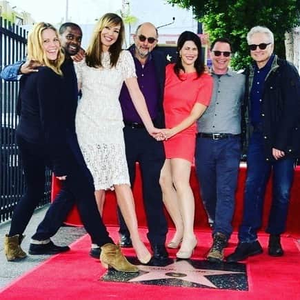 メアリー・マコーマックのインスタグラム：「This was a great day-when my trailer dog @allisonbjanney got her star. Love these clowns. #westwingwednesday #westwing @allisonbjanney @joshmalinasjoshmalina @dulehill @maffyfitz」