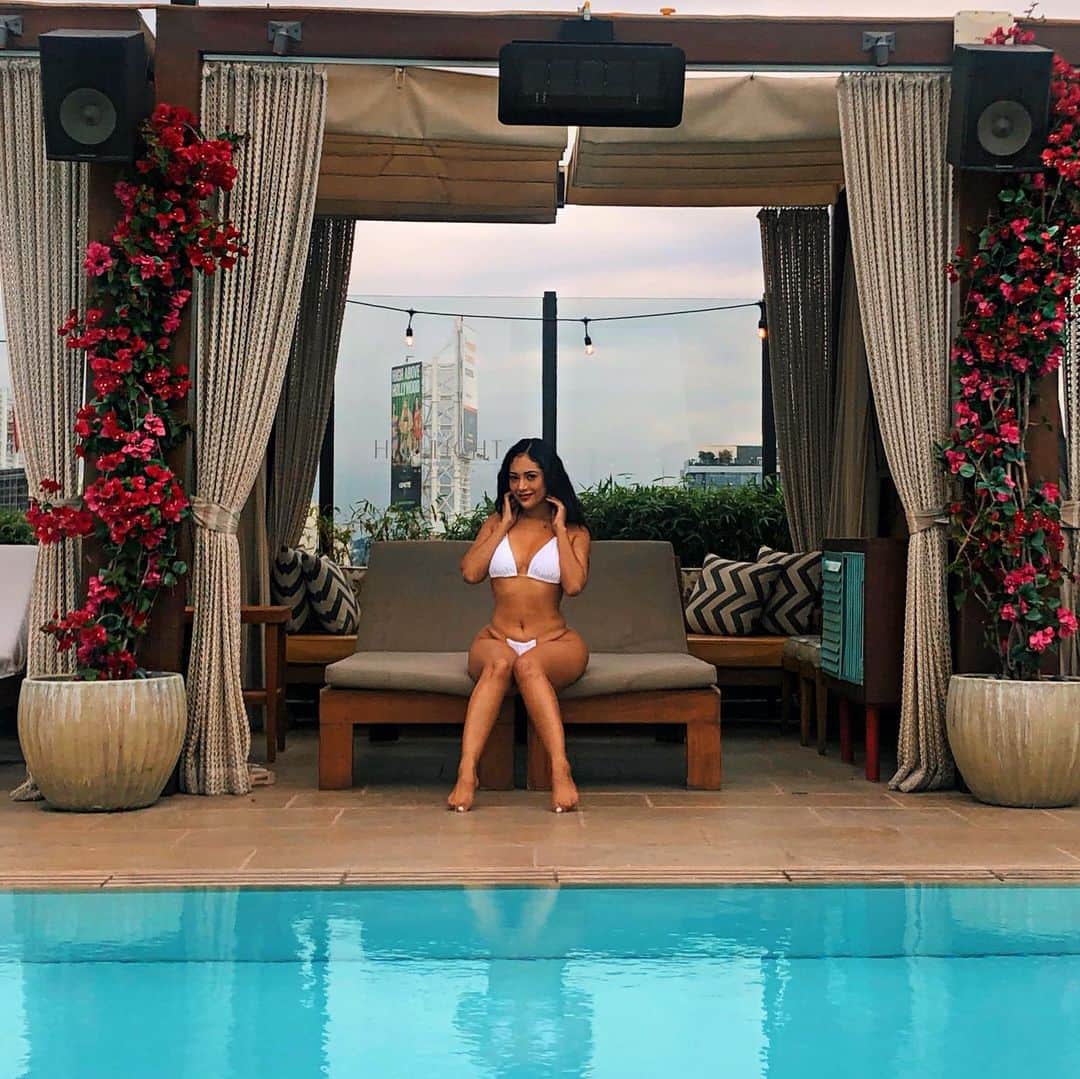 ユリサのインスタグラム：「When you try to be sexy💕 feeling like a 🧜‍♀️ but then you get a foot cramp 😂👌🏾 最近セクシーポーズで足がつるんだけど。笑」