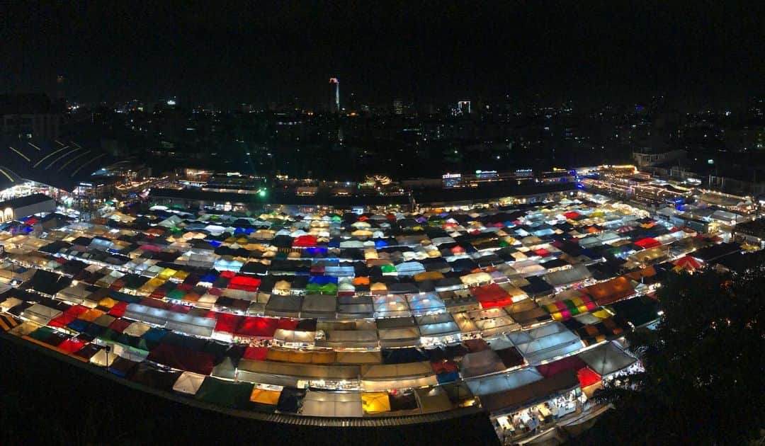 佐々木真奈美さんのインスタグラム写真 - (佐々木真奈美Instagram)「🌇→🌃 #panoramicphoto #bangkok #thailand #バンコク #タイ #バンコク旅行 #タイ旅行 #鉄道市場 #ラチャダー鉄道市場」8月29日 9時49分 - manami_sasaki_official