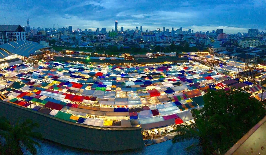 佐々木真奈美のインスタグラム：「🌇→🌃 #panoramicphoto #bangkok #thailand #バンコク #タイ #バンコク旅行 #タイ旅行 #鉄道市場 #ラチャダー鉄道市場」