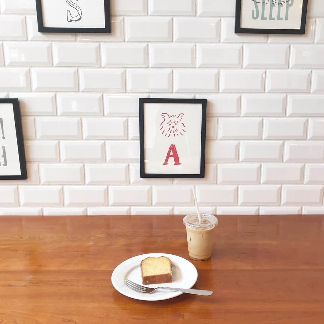 渡辺有子のインスタグラム：「早朝から開いているアトリエ近くのオアシス！「Letter Press letters」 @letterpressletters  ひと休みして、さぁ仕事に戻ろう！っと。」