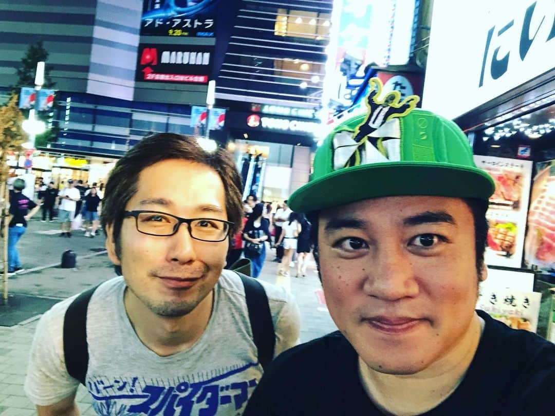 与座よしあきさんのインスタグラム写真 - (与座よしあきInstagram)「9月15日にやるインコさんとの二人会打ち合わせ。 めっちゃんこ楽しい！ ネタもこれまた楽しみです！ ガッツリ30分ネタやります！！日本映画学校の同級生だからこそ初めてする話も出てきちゃうよ！  場所 新宿角座 開場16時半/開演17時 前売り3500円  僕に直接行きたい連絡でも大丈夫でーす！ https://www.quartet-online.net/ticket/inkosan3shinjuku  お気に入りのゾンビキャップ！ #インコさん #与座よしあき #二人会 #漫談 #スタンダップコメディー #1人コント #同級生 #日本映画学校 #北海道 #沖縄 #同級生トークで盛り上がる #ゾンビキャップ」8月29日 10時11分 - yozazaza