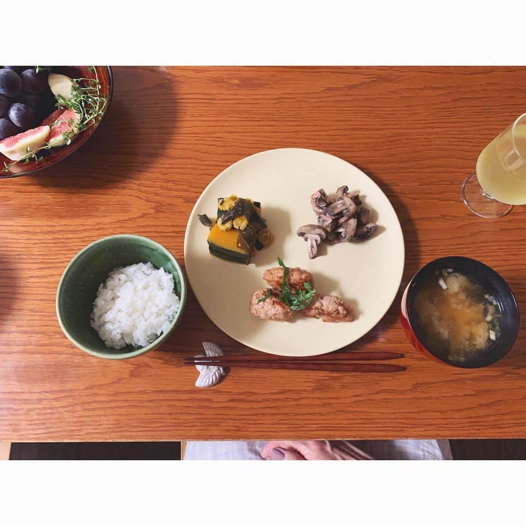 樹神さんのインスタグラム写真 - (樹神Instagram)「母がやってきたので、久しぶりに和食朝ごはん。  母は体調(数値？)整え中につき、ヘルシー軽め仕様です。  #朝ごはん#和食#とりつくね#かぼちゃと青大豆の昆布煮#にんにくマッシュルームのマリネ#お味噌汁#breakfast#japanesedish」8月29日 10時12分 - kotamaofficial