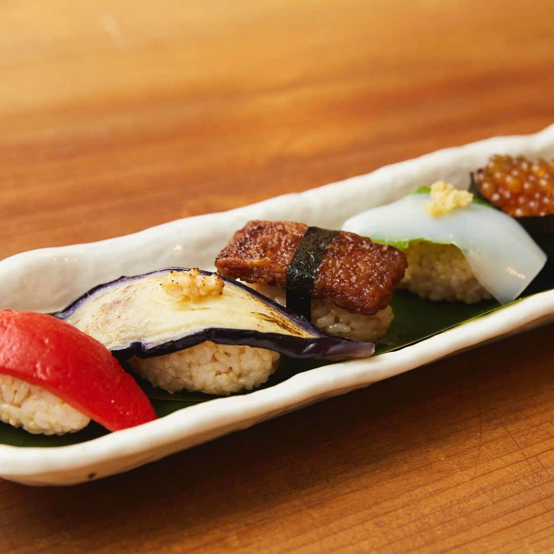 東京メトロ/Find my Tokyo.さんのインスタグラム写真 - (東京メトロ/Find my Tokyo.Instagram)「【challenge544】ビーガン寿司を食べてみよう！ 子どもも大人も大好きな日本食の「お寿司」。実はこのお寿司、よく口にするお魚のネタのお寿司かと思いきや、野菜でネタが作られたお魚そっくりのお寿司なんです。ここ、「米農家の店」では、ビーガン料理家の方がアドバイザーとなってメニューを開発しており、不定期で販売しているそう。こだわりの料理が目一杯楽しめるお店です。ぜひ一度訪れてみてくださいね。  #findmytokyo #方南町 #米農家の店 #グルメ #本物そっくりビーガン寿司 #ダイエットは明日から #フォトジェニックグルメ #ビーガン」8月29日 10時07分 - challenge_find_my_tokyo