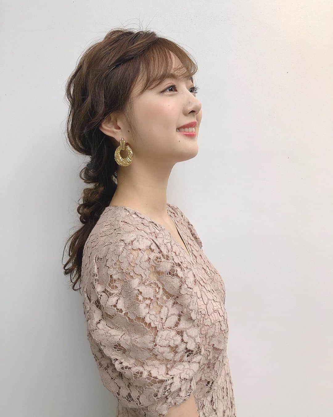 熊江琉唯さんのインスタグラム写真 - (熊江琉唯Instagram)「みゆきさん @urealm_ta23yuki  に素敵なヘアアレンジしてもらいました💖  パーティーみたいな場で華やかにしたいけど大人っぽくしたいって要望叶えてくれてすごく嬉しい🥺💛 リリーブラウンのワンピはピンクでもベージュの入ったくすみピンク系で大人っぽく着れます☺️ ヴィンテージテイストな @akanesato39 のイヤリングと合わせたよ💎 ピンクにはゴールドが相性良い気がする👼✨ #me #model #hairstyle #myhair #lilybrown #fashion #ootd #パーティードレス #パーティーヘア #ヘアスタイル #ヘアアレンジ #ファッション #リリーブラウン #ヴィンテージ #ヴィンテージアクセサリー #アクセサリー #イヤリング #秋服」8月29日 10時20分 - ruikumae