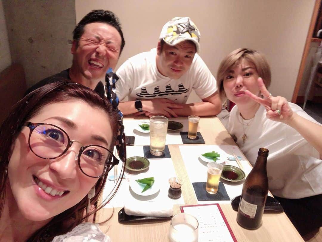 西尾夕紀さんのインスタグラム写真 - (西尾夕紀Instagram)「昨夜は、仲良しメンバーと ご飯会🍻  ほんとは かよちん(吉永 加世子さん)とも 撮りたかった…😅 あまりの楽しさに 集合写真忘れたよねー😱  一枚だけ４人の写メ😂  鮨潤🍣さんの シャリは赤くて 初体験の味でした😋  凄く美味しかったぁー😋🍣 ご飯食べた後はカラオケ🎤 行ったよー‼️ めっちゃ楽しかった🙆‍♀️ #矢吹和之 さん #福士あきみ さん #吉永加世子 さん #西尾夕紀 #鮨潤 #カラオケ行った🎤」8月29日 10時13分 - yuki_nishio_