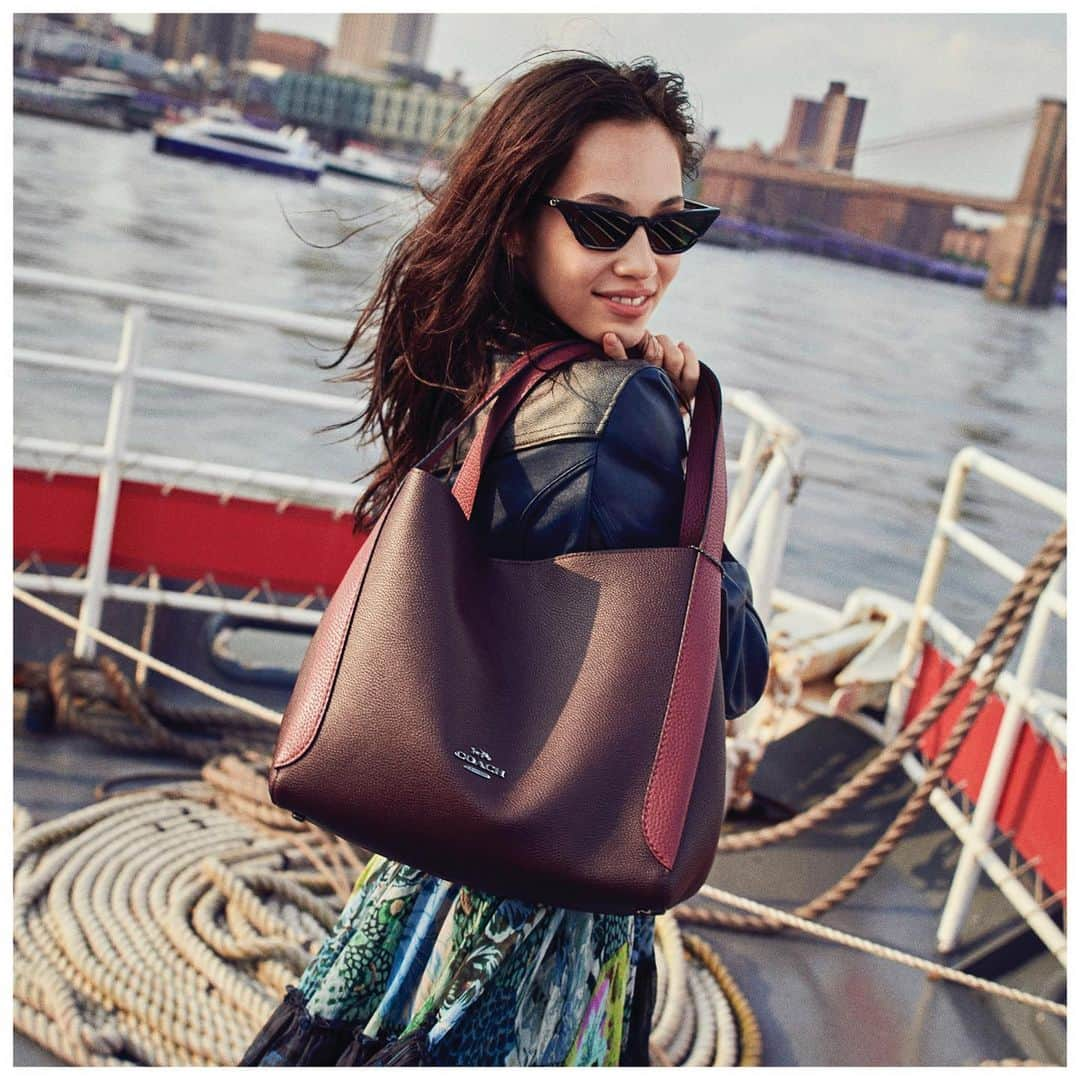 コーチさんのインスタグラム写真 - (コーチInstagram)「For adventures near and far. #KikoMizuhara wears the new Hadley Hobo in colorblock pebbled leather. #CoachNY」8月29日 10時17分 - coach