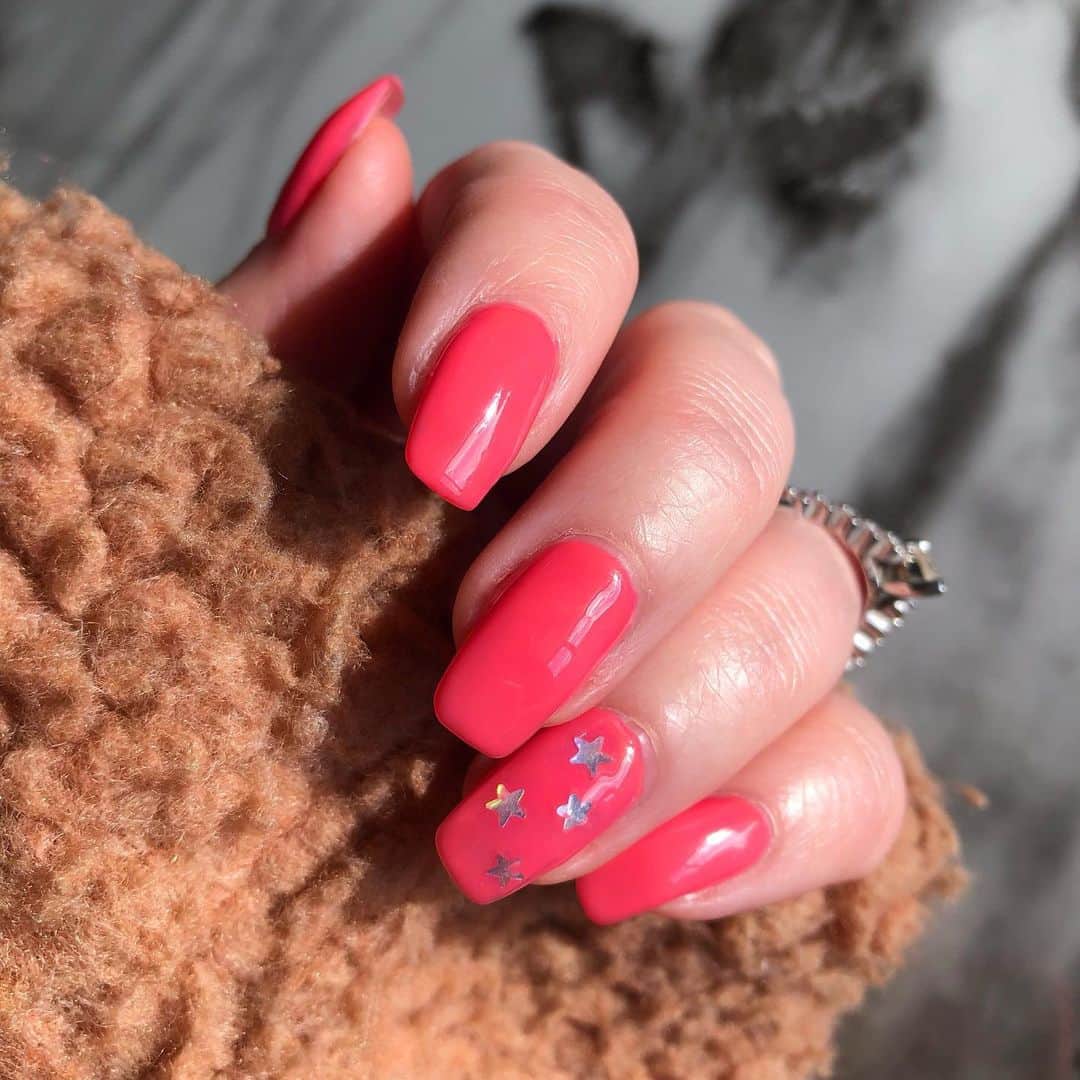 Shannonのインスタグラム：「Coral 💕 what color is on your nails right now? 🤠」