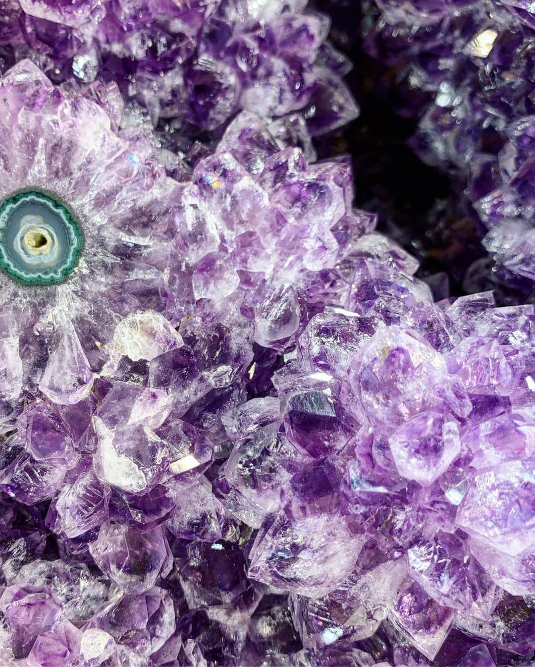 川島幸美さんのインスタグラム写真 - (川島幸美Instagram)「Crystal power✨✨✨ たくさんの種類のクリスタルがあり、ショップに入って気付いたら1時間半www 自分の波動に合ったクリスタルと出会えました😊 . Trailの時にキラキラする石がたくさんあるなと思ってたら（3枚目）、それはセドナストーンと 言われていて、クリスタルの結晶が多く入ってるからこんなにキラキラ輝くんですって✨✨✨ パワー溢れる大地に納得🧡」8月29日 10時30分 - yukimikawashima