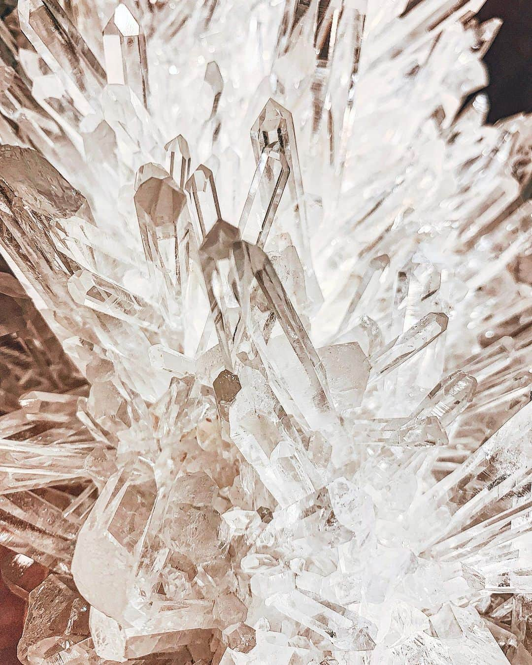 川島幸美さんのインスタグラム写真 - (川島幸美Instagram)「Crystal power✨✨✨ たくさんの種類のクリスタルがあり、ショップに入って気付いたら1時間半www 自分の波動に合ったクリスタルと出会えました😊 . Trailの時にキラキラする石がたくさんあるなと思ってたら（3枚目）、それはセドナストーンと 言われていて、クリスタルの結晶が多く入ってるからこんなにキラキラ輝くんですって✨✨✨ パワー溢れる大地に納得🧡」8月29日 10時30分 - yukimikawashima