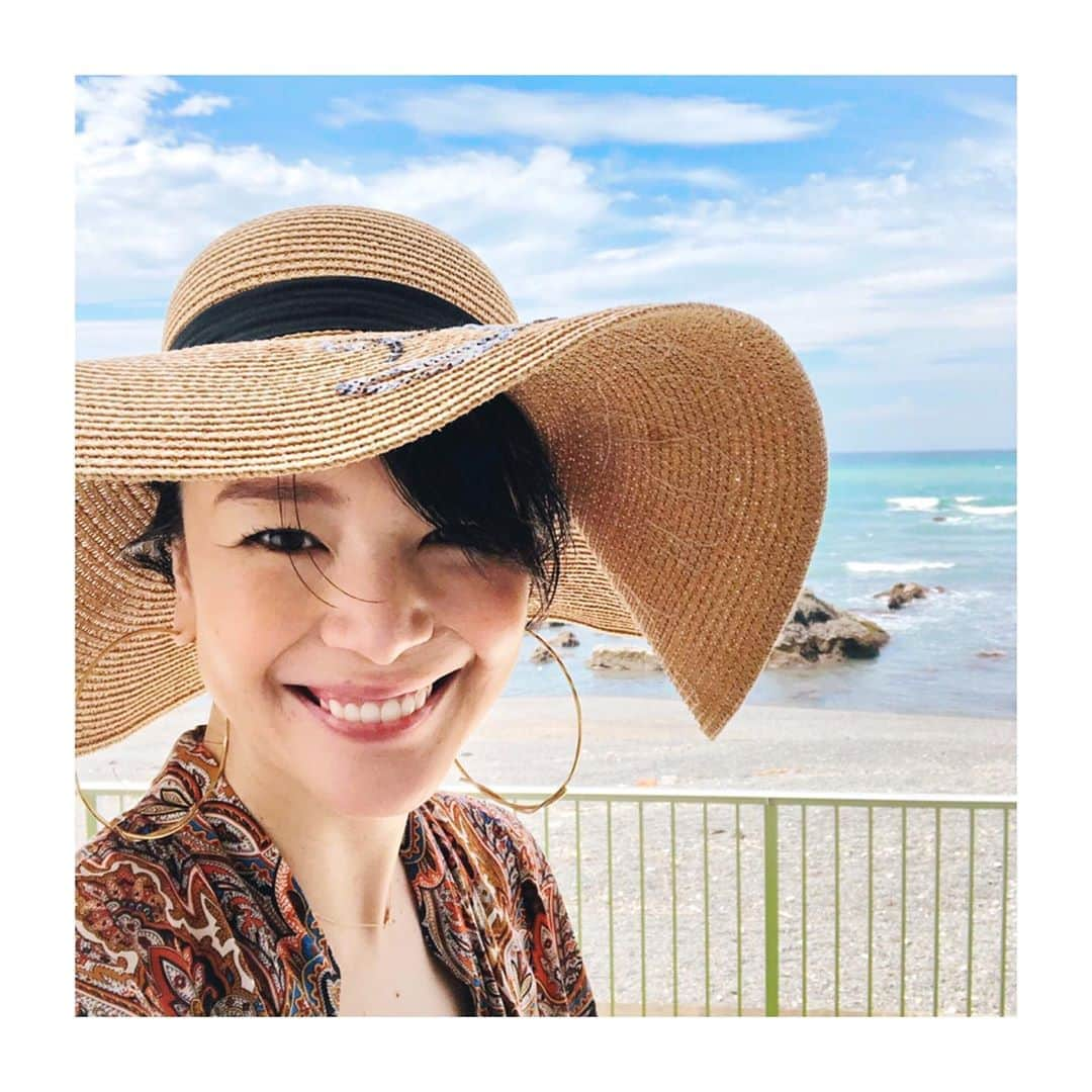 知花くららさんのインスタグラム写真 - (知花くららInstagram)「晴れたー🌞 時間を作って久しぶりに海辺へ。やっぱりこの波音が好きだ✨心と身体がゆるゆるする✨・ ・ #海辺の暮らし #ocean #soundofwaves #peace #love #原稿はまだ終わっていない😁」8月29日 10時31分 - chibanakurara.official