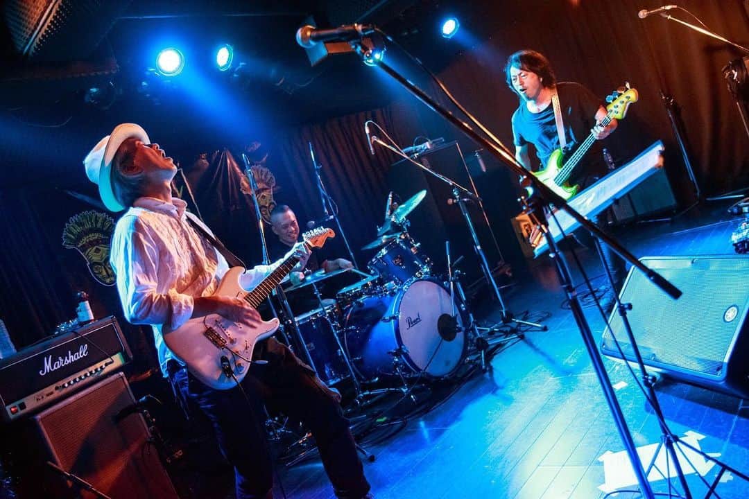 のインスタグラム：「[Last of しっかりめのお願い]  さて、いよいよ明日明後日になりますMOON・BEAM30th Annyversaryツアー東京&大阪。ここ何年も九州でしかライブをしていなかったバンドとしては未知エリアです。だって何年も来てない土地でワンマンやるんだよ。スカスカの僕の心とスカスカの明日明後日の会場をお願いしますので埋めてください。知ってる方もお会いした事ない方もワタシに声かけしてくだされば前売り価格で取り置きしておきますので何卒よろしくお願いいたします！！本当に！！ホントウニ！！ MOON・BEAM 結成30週年記念ライブ 「Land Of Freedom　Tour　2019」 ★8/30(fri) 東京　下北沢 CLUB Que TEL：03-3412-9979 Open18：30 start19：30  adv\4000+1D day\4500+1D http://www.ukproject.com/que/ チケットぴあ Pコード：157373 受付電話： 0570-02-9999 チケットぴあ　アドレス　　https://t.pia.jp/ ★8/31(sat) 大阪　梅田 Musica Japonica tel & fax:06-6363-0848 Open18：00 start 19:00  adv\3500+1D day\4000+1D http://musicaja.info/ チケットぴあ Pコード：157373 受付電話： 0570-02-9999 チケットぴあ　アドレス　　https://t.pia.jp/ 【30周年記念初ベスト盤CD「Land Of Freedom」発売予定】 MOON・BEAM HP  http://kakkinonmusic.jp/moonbeam」