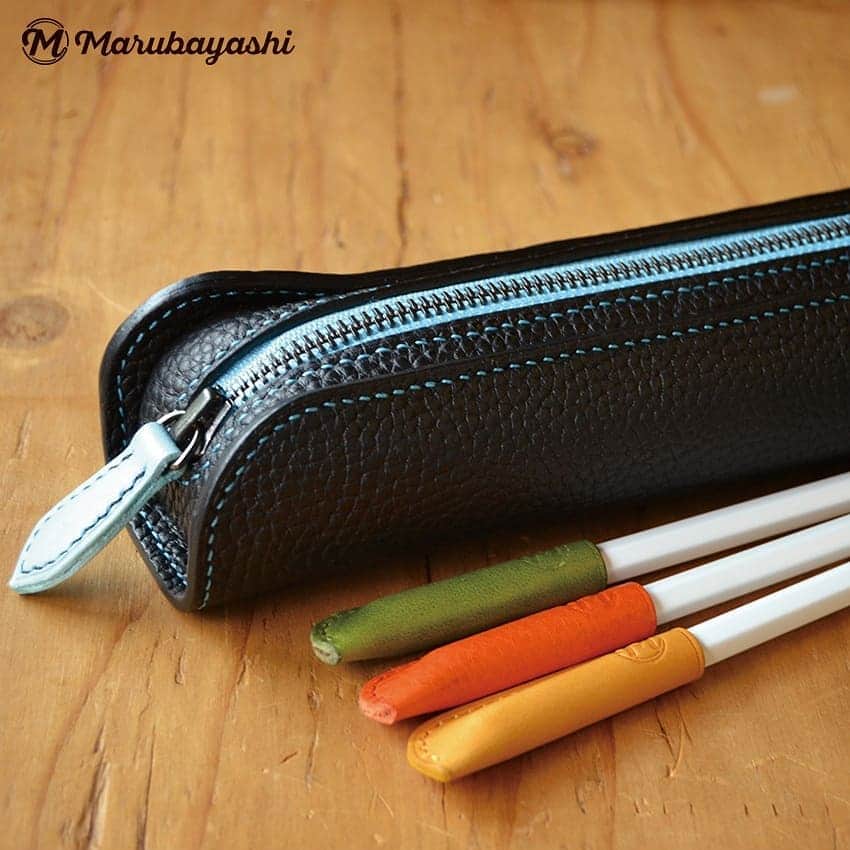 のインスタグラム：「* レザーペンケース｜Leather Pen Case  キャップが付いた新品の鉛筆を１ダース(12本)収納できます。  捨てマチの一部を折りたたみ、直線と曲線で表情を出しました。  #キャップ付き鉛筆の長さは20cmです #革 #レザー #leather #ペンケース #pencase #レザーペンケース #leatherpencase #捨てマチ #レザークラフト #leathercraft #leatherworks #革好き #loveleather #leatherdesign」