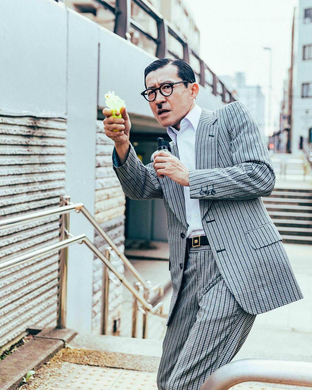 のインスタグラム：「俺の後ろに立つな！ #岩井ジョニ男 #iwaijonio #jonioIwai #ジョニスタグラム #jonistagram #イワイガワ #iwaigawa #浅井企画 #asaikikaku #幻の哀愁おじさん  #令和 #令和元年 #水鉄砲 #watergun  #鉄砲  #サラリーマン #whitecollarwork #ninetofiver #東京 #tokyo #錦糸町 #kinshityou  #岩井眼鏡店 @iwaimeganeten  #ヴィンテージスーツ @vintage_gentry  #instagram  #instagood  #model #cool #cooljapan」