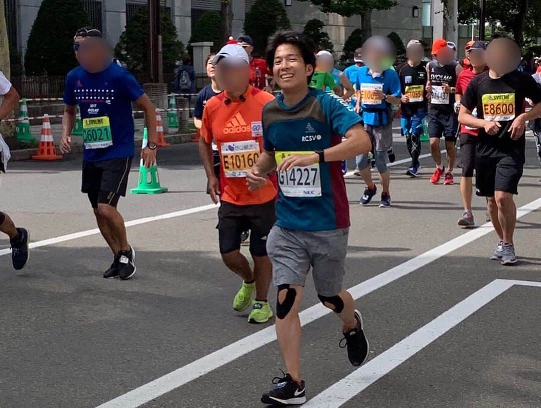 堀内大輝さんのインスタグラム写真 - (堀内大輝Instagram)「#北海道マラソン、完走しました！！☺️ フルマラソンは人生初の挑戦でした。 未だに信じられません… . 足を痛めてしまい7月はほとんど走れず。 練習でも20キロちょっとしか 走り続けることはできていなかったので、 せめて30キロまでは…くらいの気持ちでしたが… 人間が持つ底力というのでしょうか！ 本気になれば何でもできるんだなと！ 感じたことのない高揚感と達成感！ この経験はきっとこれからの人生にとって 大きなプラスになるんじゃないかと思っています。 . タイムは4時間59分、 ネットタイムでは4時間49分と 5時間を切ることができました。 . 途中きつくなった時の沿道のみなさんの声援。 大きな力になりました！ 途中の吹奏楽の演奏、これも泣きそうになりました。 本当にありがとうございました😊 . さて、足もまだ痛いし、 このあとはしばらく休もうと思っていたんですが… 秋に素敵なハーフマラソンの大会を 見つけてしまったので、 エントリーしようと思っています！笑 秋が近づいてきて絶好のマラソンシーズン、 みなさんもぜひ走りませんか！  #道マラ #完走 #マラソン #フルマラソン #初フルマラソン #marathon #finisher #42195 #マラソン初心者 #札幌 #大通公園 #北海道 #スボルメ #svolme  #実は去年までマラソン好きじゃなかったのになんでフルマラソン出たんだろう #今では好きになりかけている自分がいる #気持ちの変化 #来年も出ます #ランニング #running #run #アナウンサー #堀内大輝 #HBC」8月29日 10時40分 - hbc_daikihoriuchi