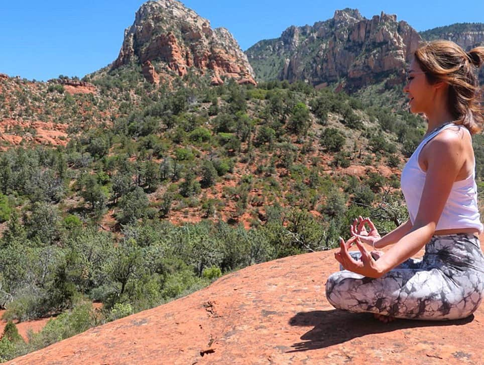 川島幸美さんのインスタグラム写真 - (川島幸美Instagram)「. It was a breathtaking panorama of redrock! I'v got a powerful energy by grounding. . すごいパノラマのレッドロック❣️ 観光客は知らないスポットを セドナ在住のななさんが案内してくれました😊 . そんな場所でグラウンディング⛰👣 素足で大地と繋がり 地球のエネルギーを感じて 胸の前でエネルギーボールを作る。 それをどんどん膨らませて体よりさらに大きくして そのオーラの中に身体ごとすっぽり入るイメージ✨✨ . . ネガティブなものは寄せ付けない リラックスしたエネルギーが 身体中に広がっていく🧡🧡🧡 . 7枚目は100年に一回しか咲かない センチュリープラント😊 生命の神秘✨」8月29日 10時43分 - yukimikawashima