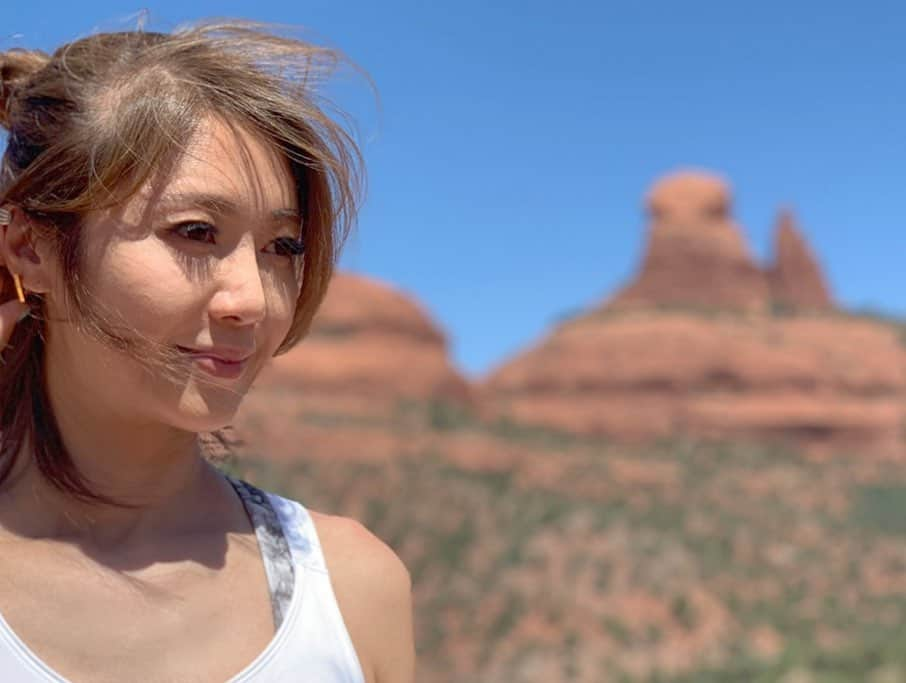 川島幸美さんのインスタグラム写真 - (川島幸美Instagram)「. It was a breathtaking panorama of redrock! I'v got a powerful energy by grounding. . すごいパノラマのレッドロック❣️ 観光客は知らないスポットを セドナ在住のななさんが案内してくれました😊 . そんな場所でグラウンディング⛰👣 素足で大地と繋がり 地球のエネルギーを感じて 胸の前でエネルギーボールを作る。 それをどんどん膨らませて体よりさらに大きくして そのオーラの中に身体ごとすっぽり入るイメージ✨✨ . . ネガティブなものは寄せ付けない リラックスしたエネルギーが 身体中に広がっていく🧡🧡🧡 . 7枚目は100年に一回しか咲かない センチュリープラント😊 生命の神秘✨」8月29日 10時43分 - yukimikawashima