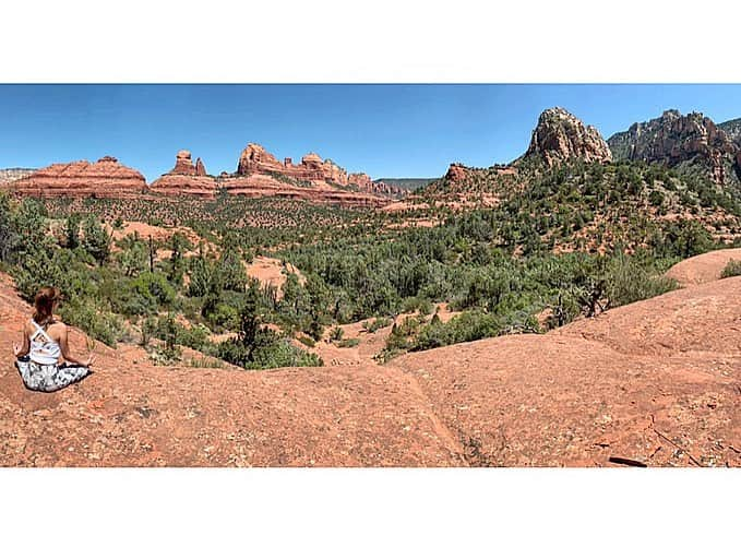 川島幸美さんのインスタグラム写真 - (川島幸美Instagram)「. It was a breathtaking panorama of redrock! I'v got a powerful energy by grounding. . すごいパノラマのレッドロック❣️ 観光客は知らないスポットを セドナ在住のななさんが案内してくれました😊 . そんな場所でグラウンディング⛰👣 素足で大地と繋がり 地球のエネルギーを感じて 胸の前でエネルギーボールを作る。 それをどんどん膨らませて体よりさらに大きくして そのオーラの中に身体ごとすっぽり入るイメージ✨✨ . . ネガティブなものは寄せ付けない リラックスしたエネルギーが 身体中に広がっていく🧡🧡🧡 . 7枚目は100年に一回しか咲かない センチュリープラント😊 生命の神秘✨」8月29日 10時43分 - yukimikawashima