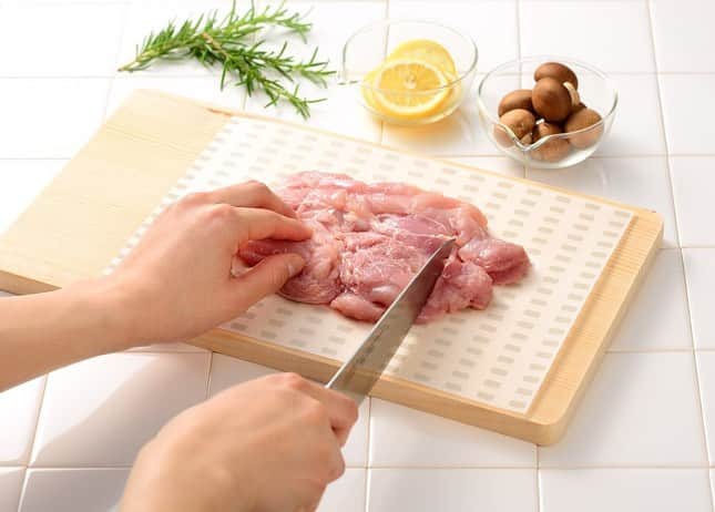 のインスタグラム：「You don’t like to cut row meat right on your cutting board? ⠀ ⠀ Place our Cutting Board Sheet on it to avoid a germy mess! It also helps simplify clean-up✨⠀ ⠀ Available at www.uchicook.com. Also, you can get it at amazon.com • ⠀ • ⠀ • ⠀ #uchicook #cuttingboardsheet #madeinjapan #foodstagram #foodie #cleaning #cleanup #kitchenware #kitchenutensils #easycooking #kitchenideas #cookingideas #hygiene」