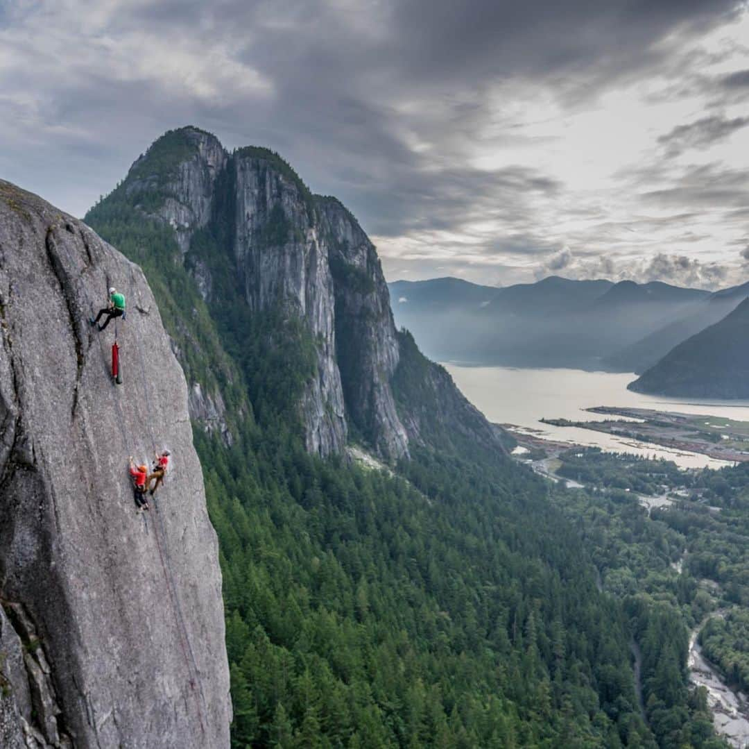 ニナ・カプレツさんのインスタグラム写真 - (ニナ・カプレツInstagram)「Hey Squamish! I had such a big blast at the @arcteryxacademy ! We are an awesome community... thanks @arcteryx for bringing me to this event, it has been way over my expectations! 👌👌👌 📸 @joe_segreti And @johnpricephotography  #arcteryxacademy #squamish #scarpaclimb #helmetup  @arcteryx @petzl_official @scarpaspa @_linacolina_ @lindicluka @inespapert @emclimber @jonathansiegrist @clairemenendez @pangtastic」8月29日 10時56分 - ninacaprez