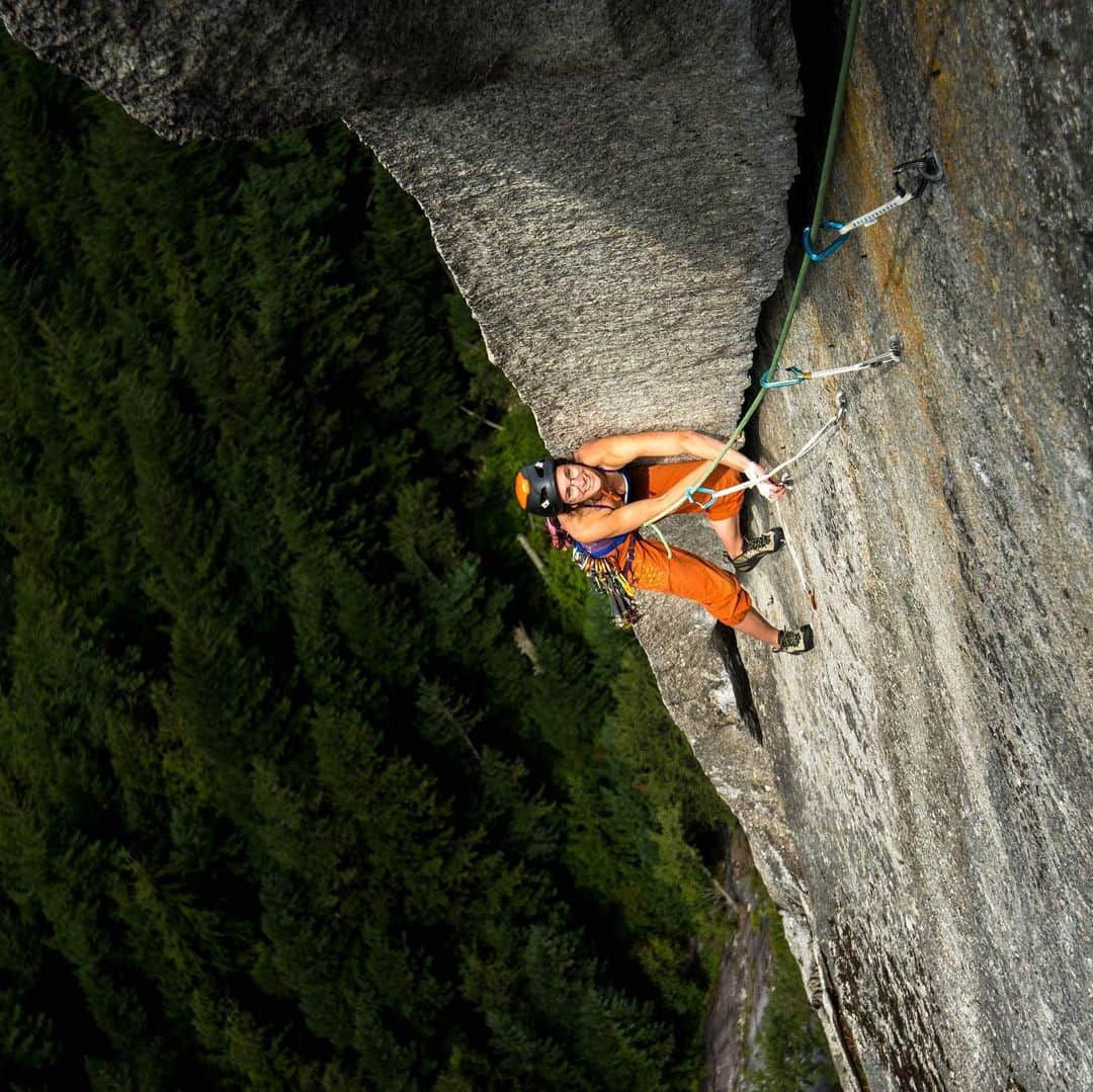 ニナ・カプレツさんのインスタグラム写真 - (ニナ・カプレツInstagram)「Hey Squamish! I had such a big blast at the @arcteryxacademy ! We are an awesome community... thanks @arcteryx for bringing me to this event, it has been way over my expectations! 👌👌👌 📸 @joe_segreti And @johnpricephotography  #arcteryxacademy #squamish #scarpaclimb #helmetup  @arcteryx @petzl_official @scarpaspa @_linacolina_ @lindicluka @inespapert @emclimber @jonathansiegrist @clairemenendez @pangtastic」8月29日 10時56分 - ninacaprez