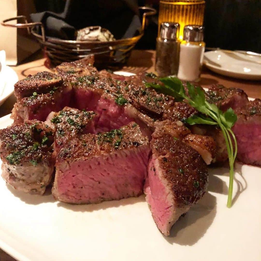 Eater LAさんのインスタグラム写真 - (Eater LAInstagram)「Perfectly medium rare porterhouse from @theranchrestarant. 📸: @lafoodiemichelle. Hashtag #eaterla on your best photos for a chance to be featured.」8月29日 10時57分 - eater_la