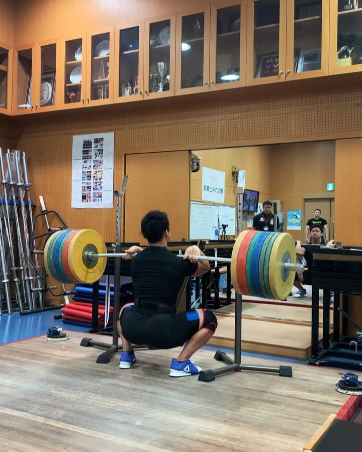 山本俊樹のインスタグラム：「- pause front squat 230KG - 🎥→ @tank_murakami - #ウエイトリフティングやろうぜ #weightlifting #snatch #cleanandjerk #squat #deadlift  #耐えて勝つ #率先垂範 #山本俊樹 #LEGACYLIFTER」