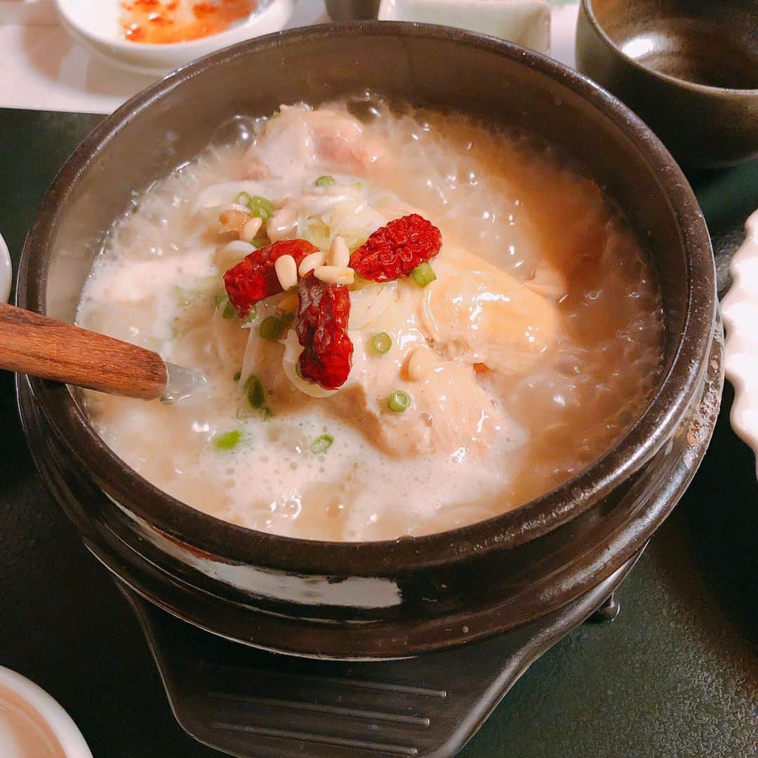 BAILAさんのインスタグラム写真 - (BAILAInstagram)「参鶏湯って、韓国では夏にこそ食べるものなんだそう。 韓国宮廷料理や薬膳料理が楽しめる神楽坂「松の実」。風情のある石畳の路地を進んだ一軒家です。 夏の終わり、ちょっと疲れた体に優しい味がしみわたりました。（編集U） ・ ・ #松の実  #神楽坂  #韓国料理  #参鶏湯  #器も可愛い  #店内も可愛い  #薬膳料理  #女子会におすすめ」8月29日 11時21分 - baila_magazine