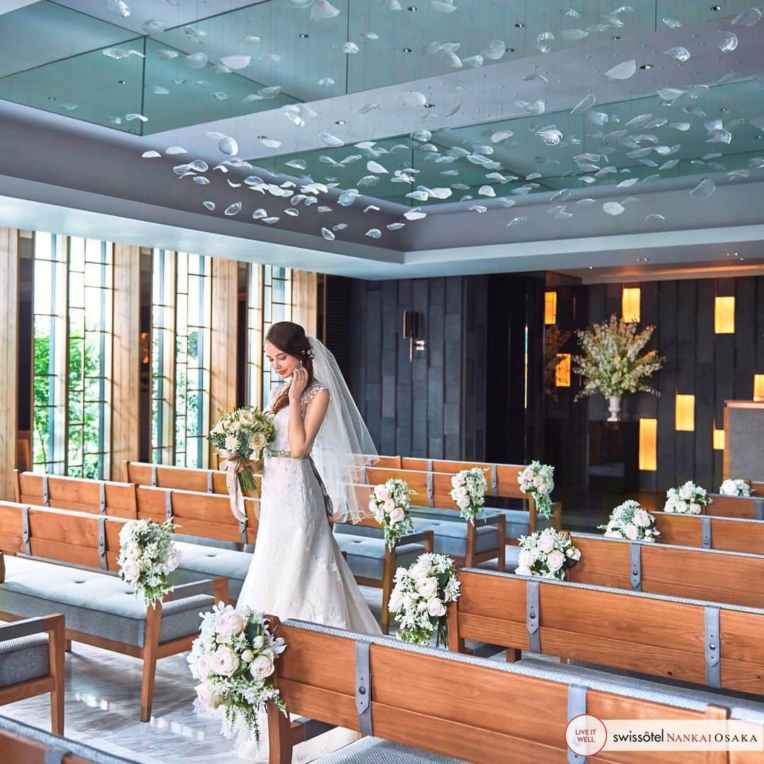 のインスタグラム：「純白のウエディングドレスに身を包む花嫁 ＃スイスホテルロマンス  Here comes the bride, all dressed in white. #SwissotelRomance」