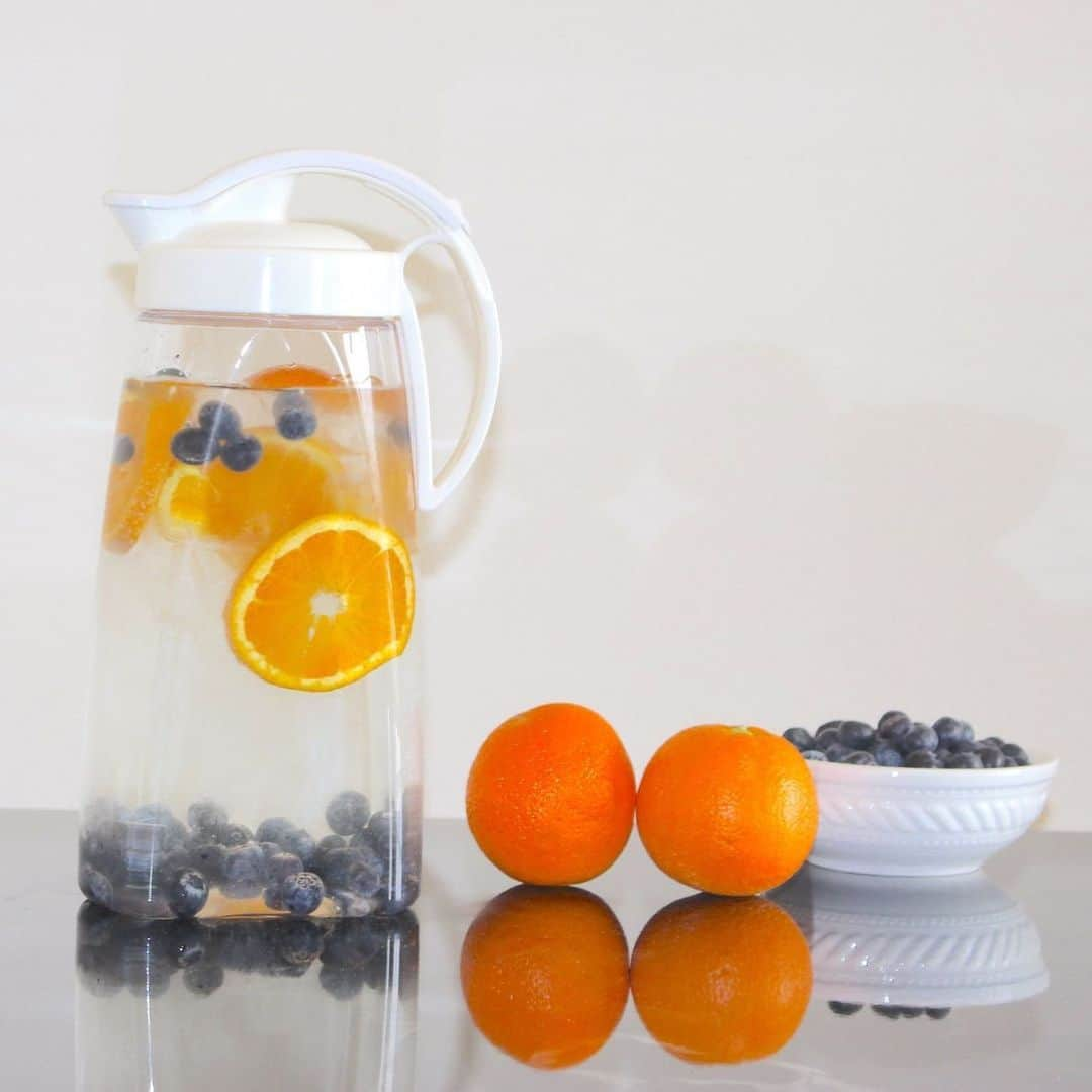 Lustrowareさんのインスタグラム写真 - (LustrowareInstagram)「Swap the soda for delicious and healthy drinks! 🍊 Get your Locking Pitcher here - www.amazon.com/lustroware — #lustroware #lockingpitcher #beveragepitcher #pantryorganizer #pantrygoals #mealprep #mealprepcontainers #bpafree #productphotography」8月29日 11時20分 - lustroware