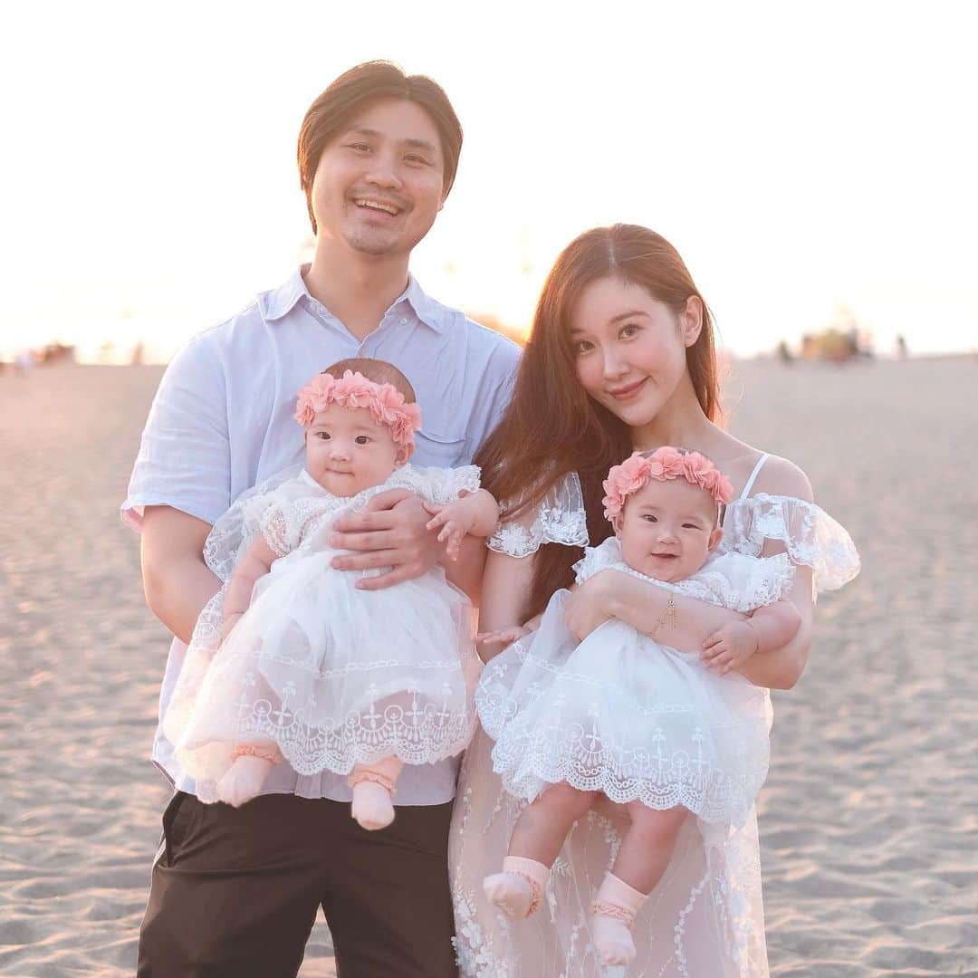 ジェシカ・ヤマダのインスタグラム：「𝙈𝙮 𝙝𝙖𝙥𝙥𝙮 𝙚𝙣𝙙𝙞𝙣𝙜 𝙖𝙣𝙙 𝙚𝙫𝙚𝙣 𝙝𝙖𝙥𝙥𝙞𝙚𝙧 𝙗𝙚𝙜𝙞𝙣𝙣𝙞𝙣𝙜 ♡ Actually, we went to Bali to celebrate our anniversary. Looking back, last year we had a staycation and made a Couple Tag video: 💖 http://bit.ly/coupletag 💖 (link on bio) . I don’t know if you notice, but on that video, I was already hiding my baby bump with a pillow! 🤣🙊☁️ Waktu itu udah tau hamil kembar, tapi sama sekali ga ada bayangannn bakal berwujud cimol cilok beginiiiiiii 😭🙏🐣🐣💖💕💖💕💖💕✨ . P.S. Thank you ie El @elleyamada buat foto paripurna yang (maybe someday kalo ga procrastinate) akan dibingkai dan dipajang di tembok 🤪🥂💕 . . . #antjess #twinbabies #twinmom #twindad #ellejessinbali #jessbebes #twinparents」