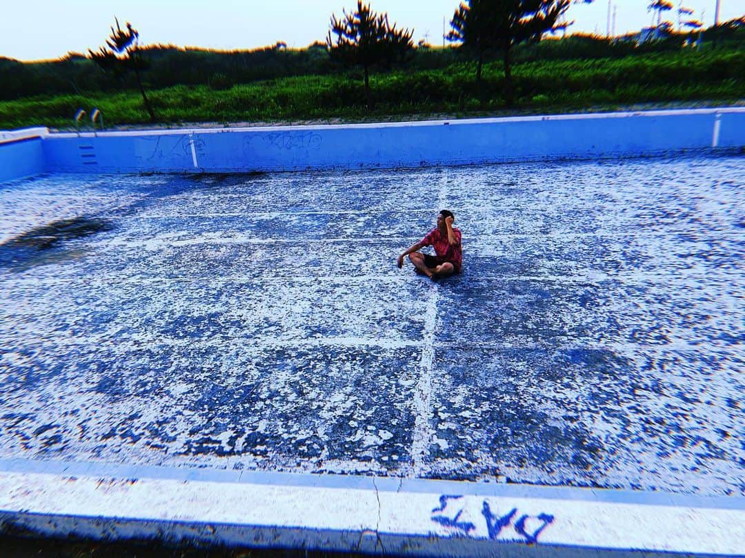 野村祐希さんのインスタグラム写真 - (野村祐希Instagram)「水が入ったプール行ってないなぁ。 早く涼しくなぁ〜れ💫  #pool #empty」8月29日 11時23分 - yuknmr