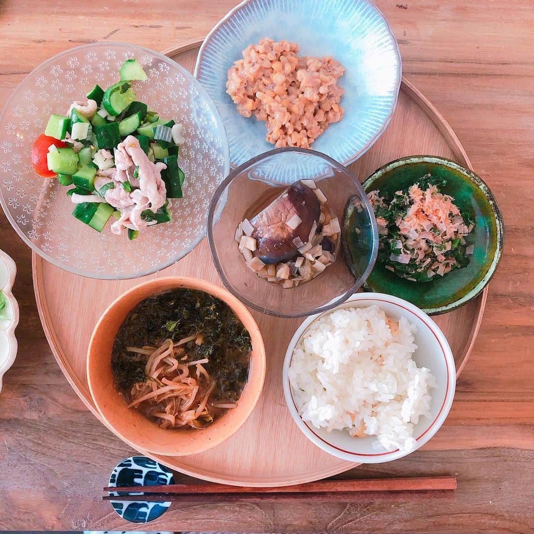 のインスタグラム：「体は食べるものでできている♡  忙しい時は常備菜に助けらる⤴︎ お味噌汁と納豆まぜただけ😬で栄養朝ごはん🥣  #冷しゃぶサラダ #茄子の中華風煮浸し #モロヘイヤおひたし #納豆 #もやしとアオサのお味噌汁 は煮詰まっちゃった🤣」
