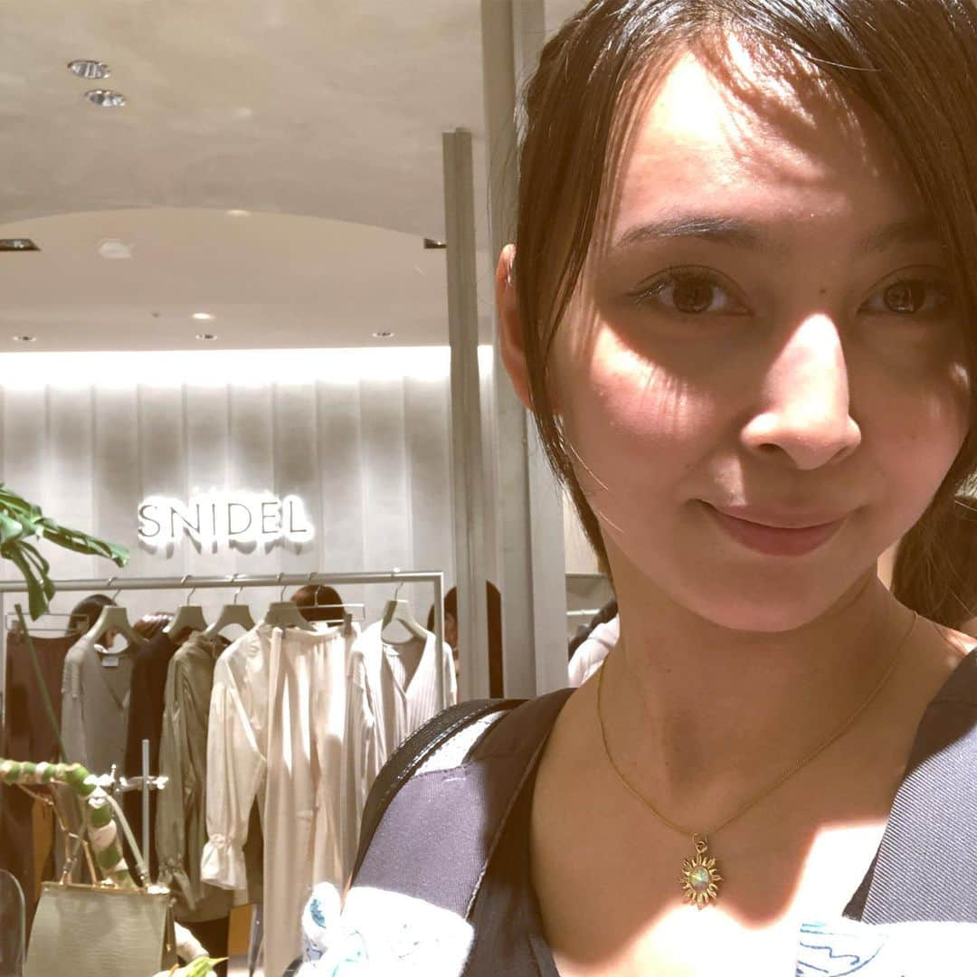 加藤夏希さんのインスタグラム写真 - (加藤夏希Instagram)「👗✦ #snidel 新宿LUMINE2に新しくOP✩限定のスヌーピーコラボのお洋服もあり、どれも可愛くて❤️早速秋気分になりました(*´︶`*) 結局黒のワンピースを購入👗✦ええ、黒に呪われてますから✋！！呪われたって表現よろしくないな🤔束縛されてる、いやむしろしてる？？？(何言ってるんだ) 一緒に行った、あっこも黒の呪縛に囚われました(笑) 同じワンピースを購入😊💕 今度お揃いで着ましょうね(絶対よ!! なので、着用した時にまた写真載せますね🤳 今日からお店がオープンです！暑いですが是非行ってみてください•*¨*•.¸¸♬ #新宿LUMINE2」8月29日 11時25分 - natsukikato_official