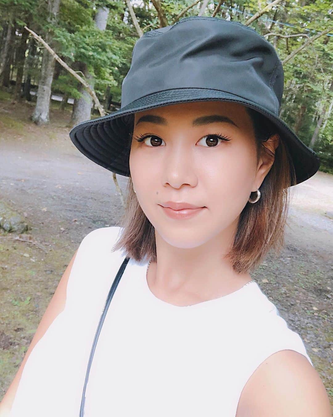 のインスタグラム：「🖤 . お気に入りのナイロンバケットHAT☝🏼 @maw_sapporo で衝動買い💸 . この秋は、ちょっと90’sな気分💭 去年はレオパード気分で毎日🐆柄だった。 . 旅行前は @___tommychan___ とこでマツエクリペア✨ . #buckethat #autumn #karuizawa #軽井沢行きたい #🌲 #eyelashextensions #マツエク @deicy_shibuya」