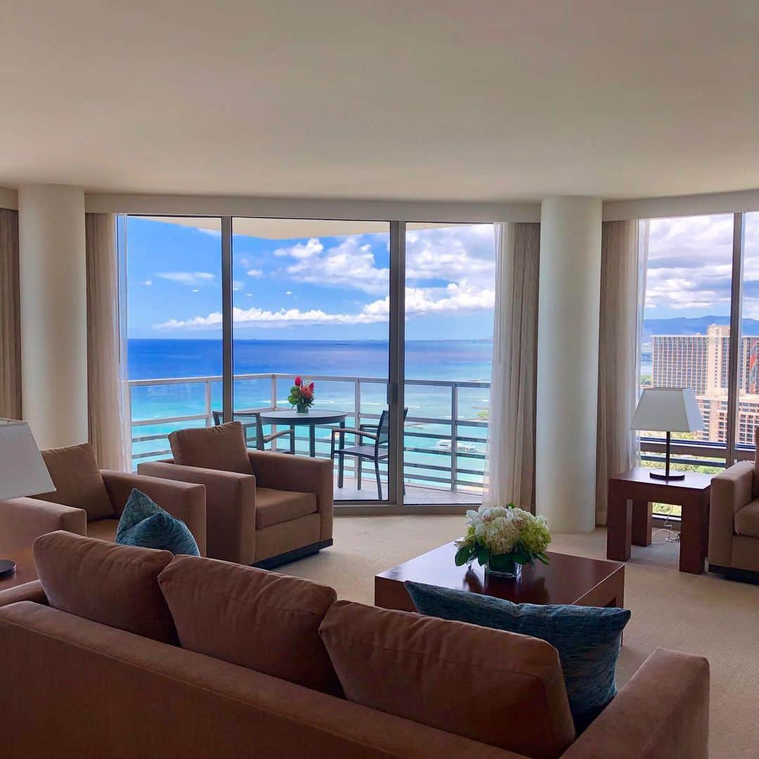 Trump Waikikiさんのインスタグラム写真 - (Trump WaikikiInstagram)「Let the sun shine through floor-to-ceiling windows. #trumpwaikiki #forbestravelguide #fivestarhotelhonolulu #luxuryhotel #romancetravel #familytravel #multigenerationaltravel #roomwithaview #lethawaiihappen #visitoahu  トランプ・ワイキキの客室はフロアから天井まで広がる大きな窓が特長。ワイキキの海や街の眺望が楽しめます。 #トランプワイキキ #5つ星ホテル #オーシャンビュー #フォーブス #ラグジュアリーホテル #ハワイ旅行 #ハネムーン #海外旅行」8月29日 11時27分 - trumpwaikiki