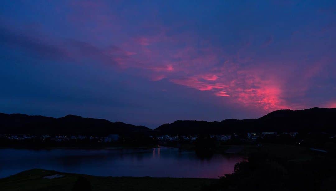 山人さんのインスタグラム写真 - (山人Instagram)「おとといは赤い夕焼けでした。 今週はあとはずっと雨のようでした。 いまは晴れているので今晩、明日晴れないでしょうか… お星様が見たいです。  #東北 #岩手県 #西和賀町 #湯川温泉 #山人 #yamado #ホテル #ホテルマン #山人スタッフが行く #四季 #季節 #自然 #夕焼け #夕日 #赤 #朱 #紅 #そら #空スタグラム」8月29日 11時33分 - yamado.official