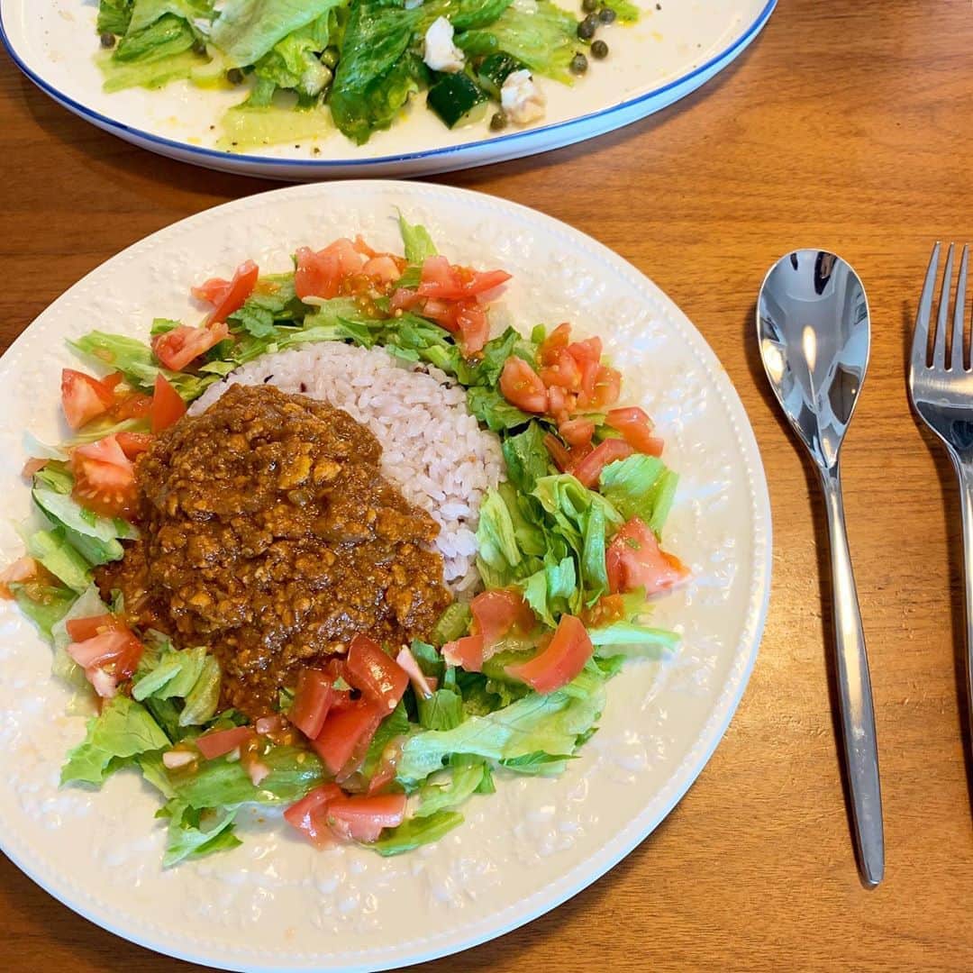 上野樹里さんのインスタグラム写真 - (上野樹里Instagram)「今日のランチ。 キーマカレー。 タコライス風に 野菜も食べる。 夫はマヨもかけた。  昨日は断食とか言ってたけど 無理だった 笑  今日も、よい一日をお過ごしください☀️🍅🌞🥬🍛🥒🌻 #キーマカレー #食べるの楽しい #今日のランチ #野菜多め」8月29日 11時36分 - _juri_art_