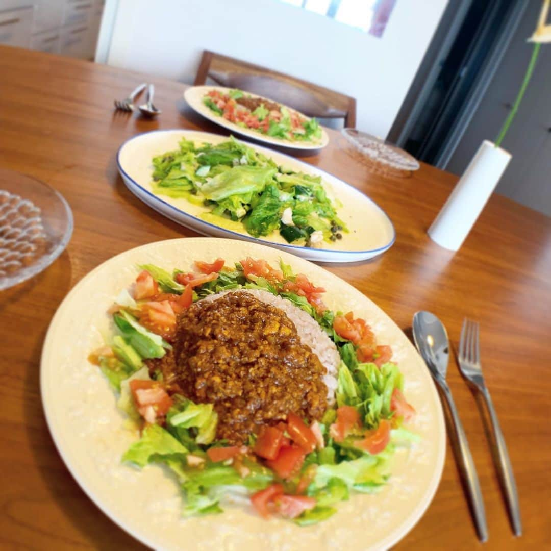 上野樹里さんのインスタグラム写真 - (上野樹里Instagram)「今日のランチ。 キーマカレー。 タコライス風に 野菜も食べる。 夫はマヨもかけた。  昨日は断食とか言ってたけど 無理だった 笑  今日も、よい一日をお過ごしください☀️🍅🌞🥬🍛🥒🌻 #キーマカレー #食べるの楽しい #今日のランチ #野菜多め」8月29日 11時36分 - _juri_art_