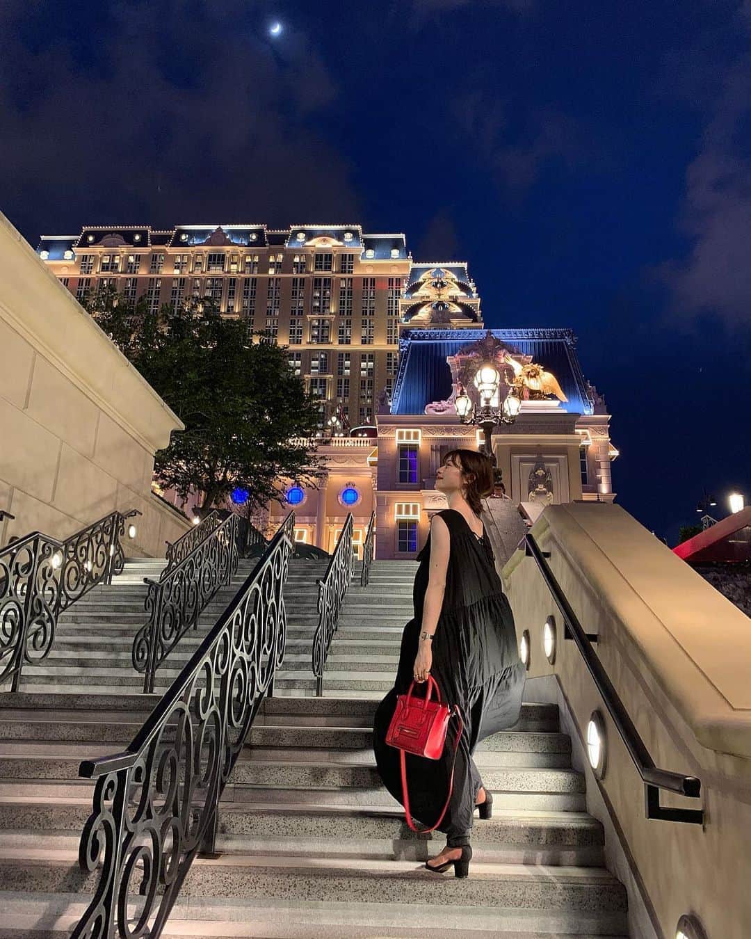 楫真梨子さんのインスタグラム写真 - (楫真梨子Instagram)「光の都パリをテーマとしたリゾート施設「ザ・パリジャン・マカオ」へ🌉🎡 マカオ観光の目玉であるライトアップされたエッフェル塔が圧巻でした😳✨(写真2枚目) 照明ショーや豪華なホテルも幻想的で素敵だったな、、 この日はショッピングを楽しみました☺️次に来た時はカジノに挑戦してみたいです😚  #LOVEMACAO #楽しさがとまらないマカオ #cancam_macao」8月29日 22時28分 - kajimari1226