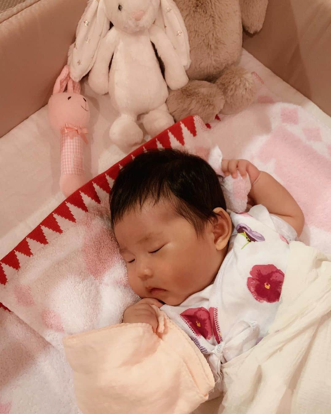 asami0510のインスタグラム：「ガーゼにぎって寝ちゃった👼 ぷっくぷくほっぺ❤️ #生後50日 #生後1ヶ月 #女の子ベビー #goodnight #love」
