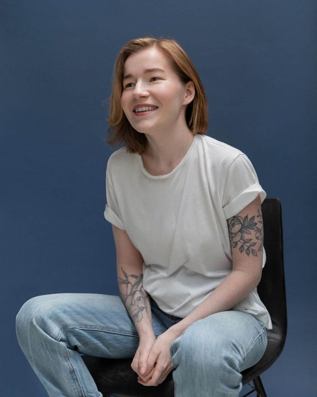 のインスタグラム：「#PremiataOutliers #Episode34 "I don't believe in a talent or a mission. You just go and work". @adeliamft made a great leap from a small village in Bashkirtostan to the Geology faculty at Moscow State University, where she works as an oil engineer and teaches. Adel has a second life as beauty-blogger: her telegram-channel "Don't Touch My Face" is read by 60k people every day, and she is about to launch her own brand soon. "I'd like to influence the beauty industry, I want it to stop forcing women to feel guilty and listen to brands saying that without that lipstick they won’t be beautiful. I'd like cosmetics to become more human”.」