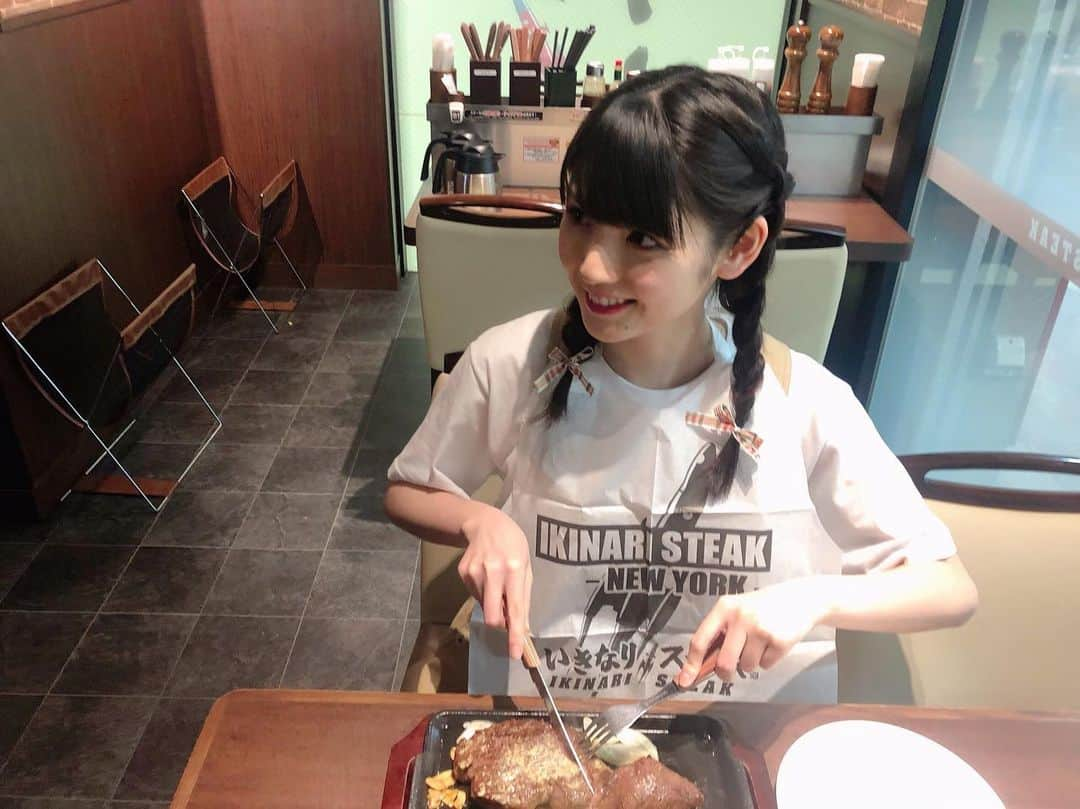 道重さゆみさんのインスタグラム写真 - (道重さゆみInstagram)「肉の日でテンション高いからパーソナルブックでいきステ行った時のオフショットあげるね！ 今日、肉マネーのチャージボーナス10倍とかやばいよね！？10000円入れたら勝手に3000円ついてくるとかすごくない！？ いきステ行き始めたの去年の6月やったと思うんやけど今日の段階での肉マイレージ13024やって！ これってどうなんやろ？？？早くプラチナにしたいなー！！！ 夏って本当お肉しかになるね！ いや1年中やけど！ 好き嫌い基本ないけどやっぱりお肉は特別やなぁ〜✨✨✨ 最近口癖がお肉食べたいなーやもん#長文投稿」8月29日 21時00分 - sayumimichishige0713