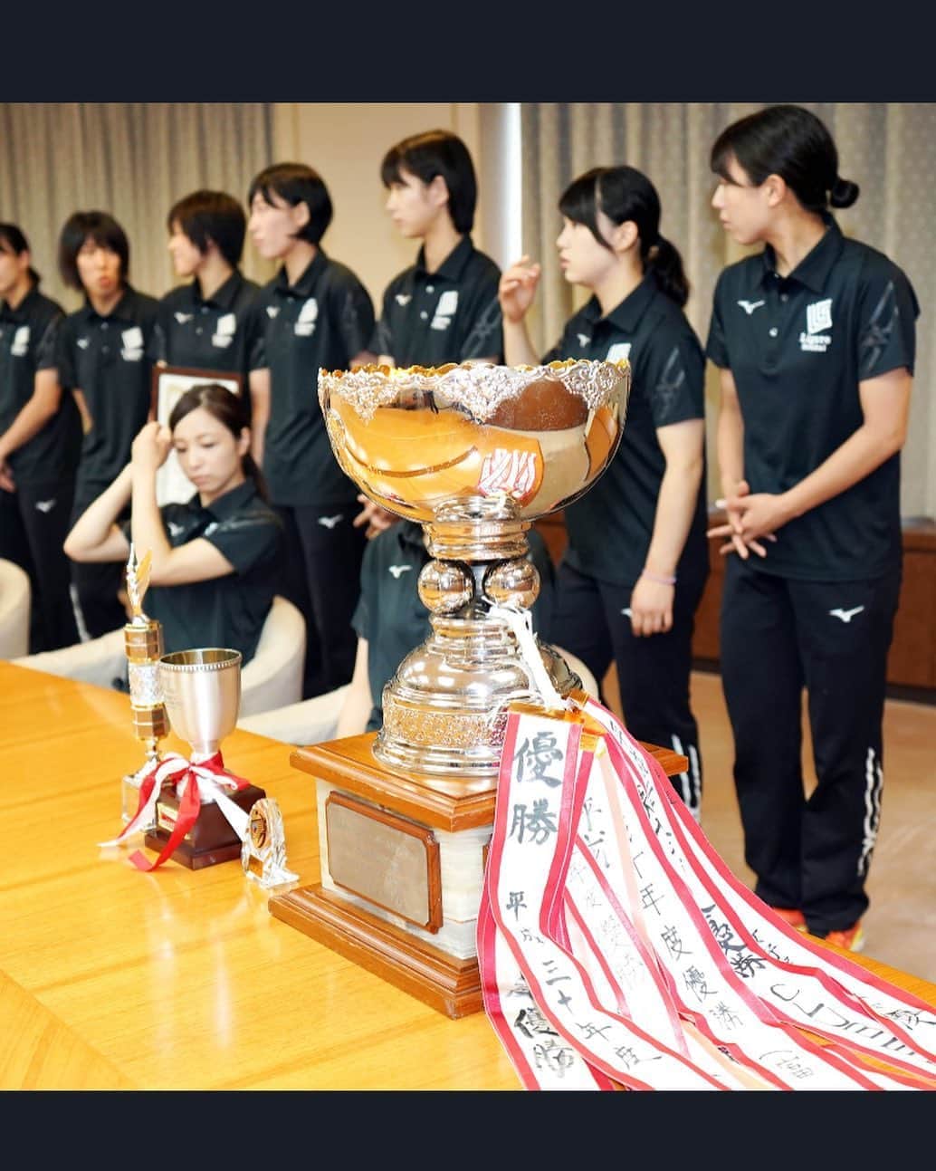 のインスタグラム：「. . . 優勝報告🏆✨ . . . 油断しているところ 写真撮られてしまった🏐笑 . . #リガーレ仙台 #バレーボール #volleyball #Vリーグ参戦したい #Vリーグ #優勝報告 #優勝 #県庁 #市役所 #表敬訪問 #佐藤あり紗 #アスリート #スポーツ #選手」