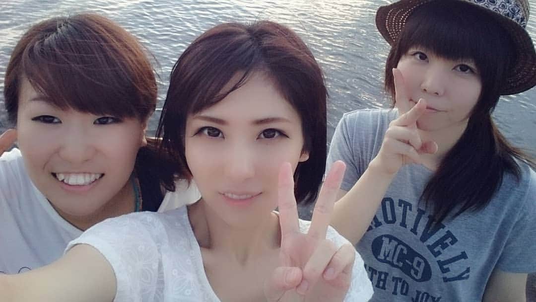 浅乃ハルミさんのインスタグラム写真 - (浅乃ハルミInstagram)「湖での思い出動画や画像も、探したけどもう無さそうだなー。  #夏の思い出  #夏の終わり  #湖  #海 じゃないけど #砂浜 ？足痛かった 笑 #lake  #猪苗代湖  #福島  #猪苗代  #ふくしま  #fukushima  #inawashiro  #travel  #動画  #movie  #cutegirl  #beautiful  #beautifulwomen  #beautifulpeople  #closefriends #smile  #自撮り  #selfies  #自拍  #旅行  #プチ旅行  #youtuber (現在は削除済) #モンスト女子 モンスト銀魂コラボ気になって仕方ない。つらい。  #ライブチャット  http://bit.ly/2YlOrcB 【エレファントライブ 】 浅乃ハルミの所属ライブチャットです。 新規登録の仕方、検索方法がどうしてもわからない方はメッセージください。(*^^*)v 過去の投稿スライドしてみると載っていたりもします。」8月29日 21時01分 - harumiasano_