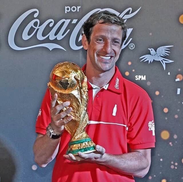 ジュリアーノ・ベレッチさんのインスタグラム写真 - (ジュリアーノ・ベレッチInstagram)「#tbt 2014. E tivemos Copa do Mundo no Brasil. A foto é do Tour da Taça pela região norte. Pode segurar essa Taça, que pesa pouco mais de 6 kg, somente quem ganhou a Copa.」8月29日 21時07分 - julianobelletti